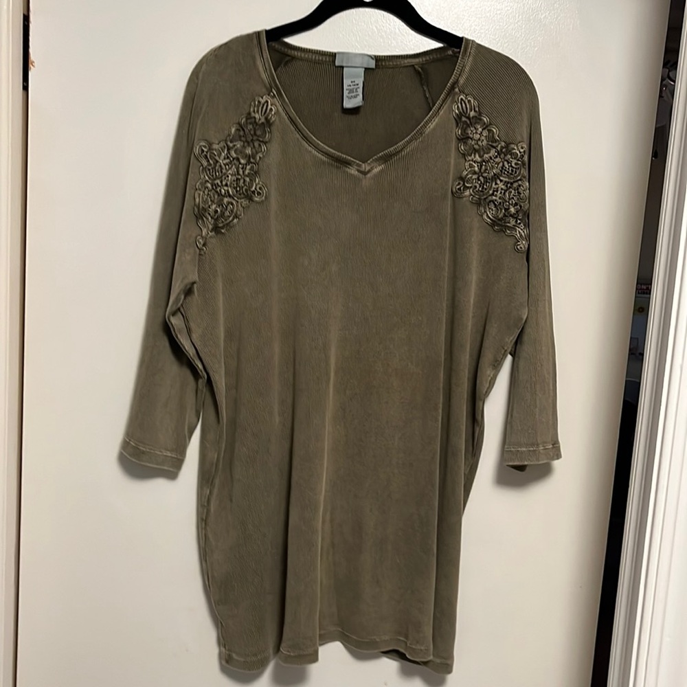 Fine Ribbed V-Neck Top W/Appliqué